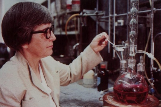 Stephanie Kwolek working in her chemistry lab at DuPoint in the 1980s.
